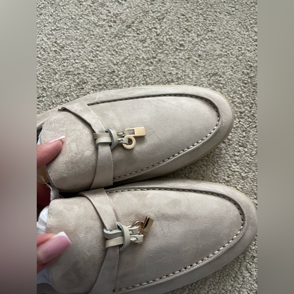 NWOB GENUINE SOFT SUEDE LOAFERS IN CRÈAM / BLUSH EUR41/ US9 - Picture 4 of 9